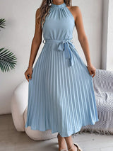 Katharina | Damen ärmelloses Neckholder Maxikleid plissiert mit Bindegürtel – Hellblau