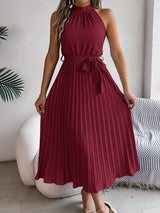 Katharina | Damen ärmelloses Neckholder Maxikleid plissiert mit Bindegürtel – Weinrot
