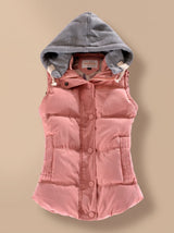 Charlotte | Damen Wattierter Bodywarmer mit Kontrastkapuze Druckknopfleiste – Rosa