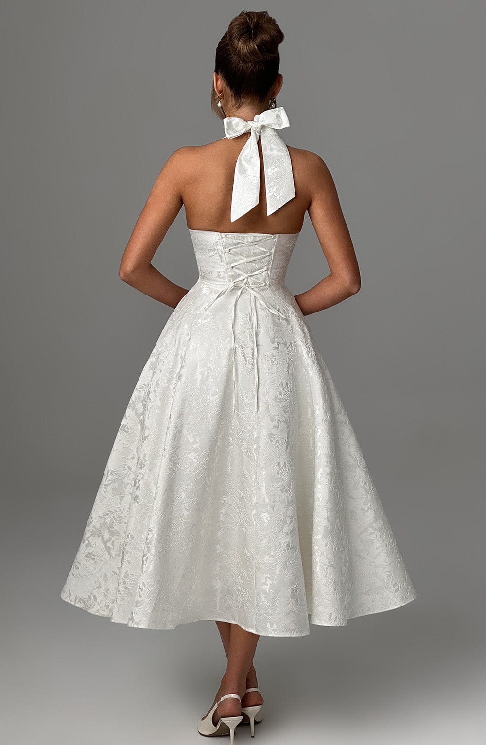 Myra – Modisches Midi Kleid Mit Neckholder Ausschnitt