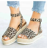 Elin – Plateau-Sandalen mit geflochtener Bastsohle und Knöchelriemen – Leopard