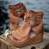 Ruby | Moderne Keilabsatz-Stiefeletten mit offenem Zehenbereich – Braun