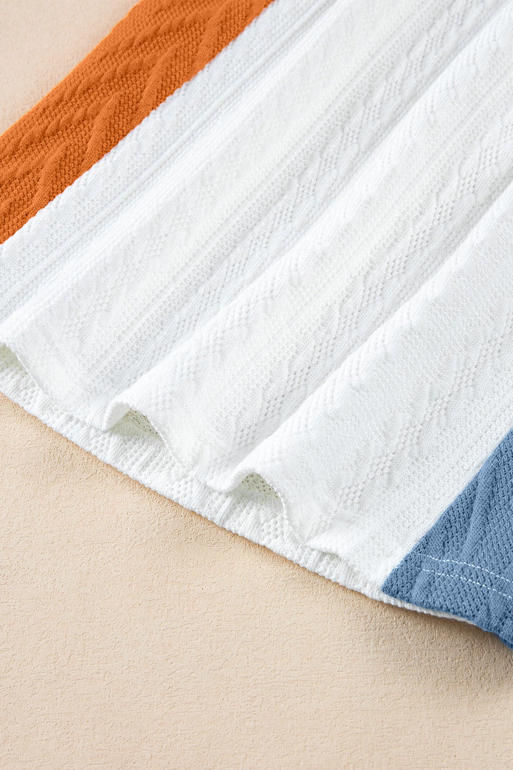 Ina® | Texturiertes T-Shirt mit Farbblock und lässiger Passform