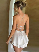 Giulia – Satin Look Minikleid mit Spaghettiträgern und Volant-Rock – Weiß