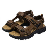 Herren-Sandalen mit drei verstellbaren Klettverschlussriemen und profilierter Laufsohle – Braun