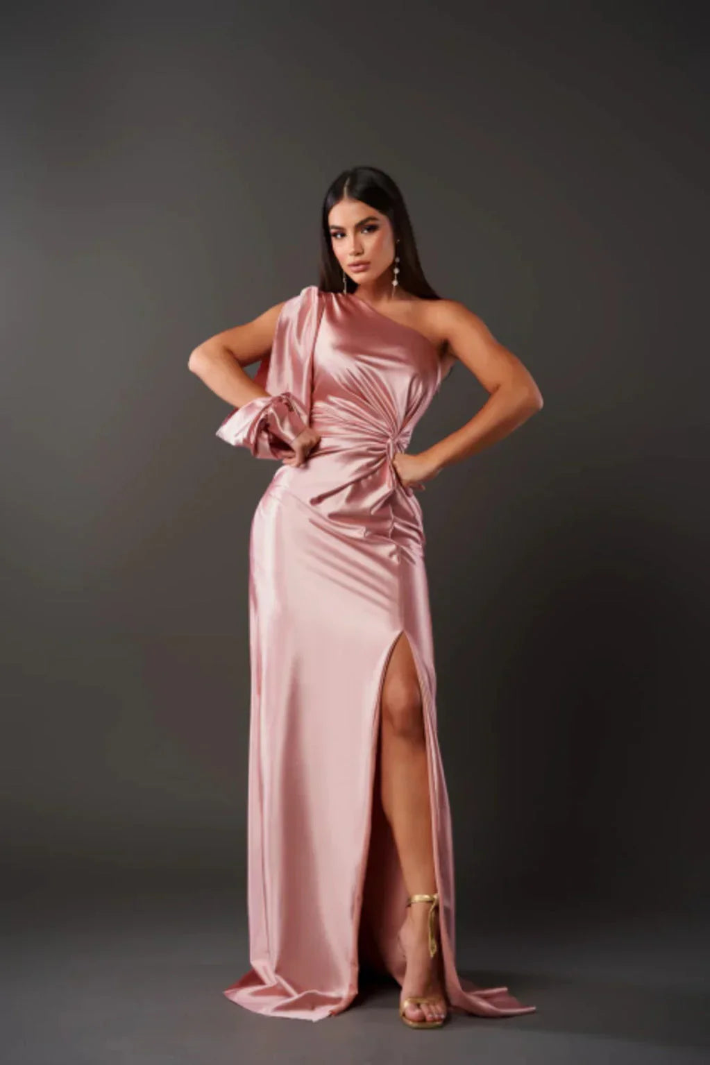 Asymmetrisches Satinkleid – One-Shoulder Abendkleid mit Schlitz & Drapierung