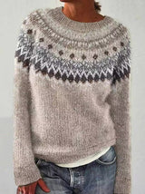 Jasmin | Festlicher gestrickter Damen-Weihnachtspullover mit Rentiermotiv – Dunkelbraun