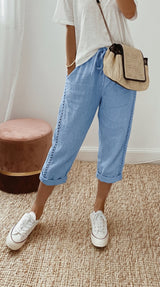 Mariele | Luftige Damen-Caprihose mit dekorativer Spitze – Blau