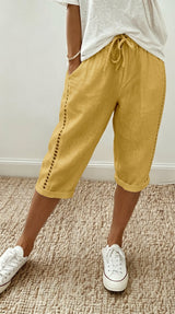 Mariele | Luftige Damen-Caprihose mit dekorativer Spitze – Gelb