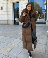 Lange Damenpufferjacke mit Gürtel und hohem Kragen – Braun
