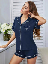 Leni – Kurzes Damen Pyjama Set mit Herz-Stickerei & Kontrastpaspel – Blau