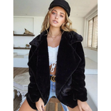 Linnea | Damen Kunstpelzmantel mit Teddy, Kragen und Langarm – Schwarz