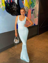 Lumi – Glitzerndes Strickkleid in Maxilänge mit Racerback – Blau