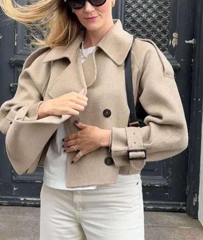 Bryttani® | Mit spitzem Kragen und Knopfverschluss