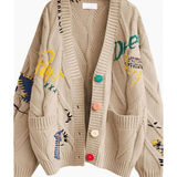 Maren | Damen Strickjacke mit Buchstaben und Knöpfen – Khaki