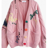 Maren | Damen Strickjacke mit Buchstaben und Knöpfen – Rosa