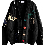 Maren | Damen Strickjacke mit Buchstaben und Knöpfen – Schwarz