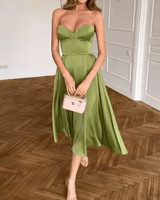 Mira – Midikleid im Satin-Look mit Herzausschnitt und schwingendem Rock – Grün