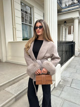 ARCTIC GRACE – ELEGANTER WOLLMANTEL FÜR DAMEN – Hellgrau
