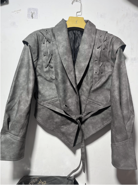 Modische Lederjacke mit Bindegürtel