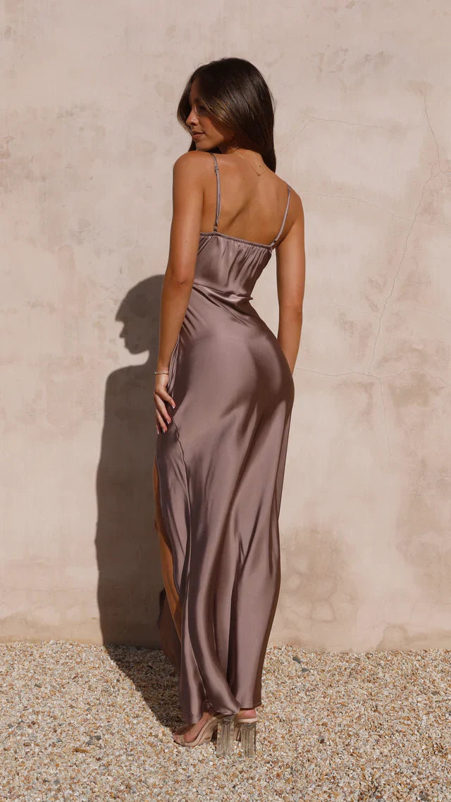 Sommerkleid aus Satin mit hohem Schlitz – Figurbetont & Elegant