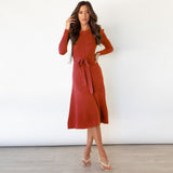 Nora – Feinstrick-Kleid mit Taillengürtel und Strukturmuster – Rot