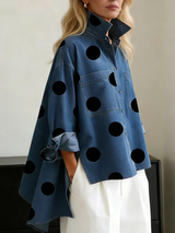 Gepunktetes Top mit langen Ärmeln, Taschen und Knöpfen – Blau