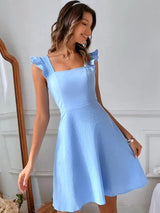 Kurzes, ausgestelltes Damenkleid mit Rüschenärmeln – Himmelblau