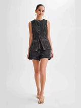 romy – ärmelloser jeans-zweiteiler mit taillierter weste & shorts – Schwarz