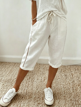 Mariele | Luftige Damen-Caprihose mit dekorativer Spitze – Weiß