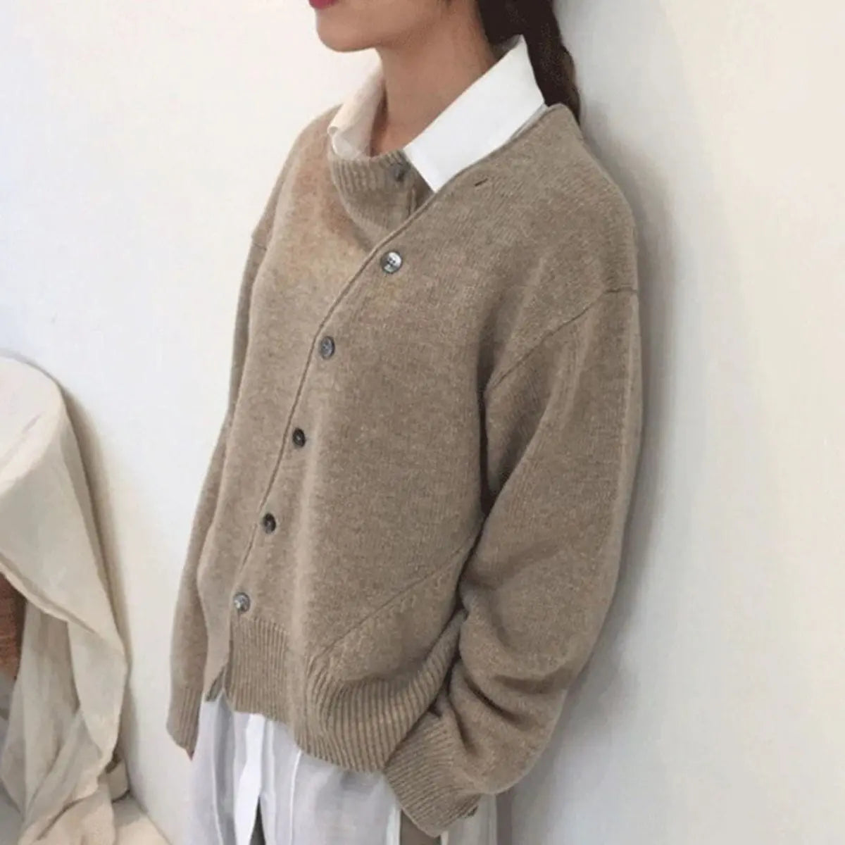 Asymmetrische Damen Strickjacke mit Knöpfen