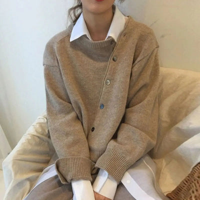 Asymmetrische Damen Strickjacke mit Knöpfen