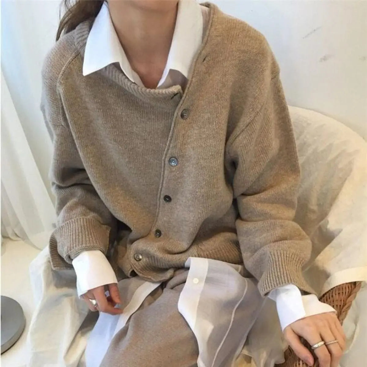 Asymmetrische Damen Strickjacke mit Knöpfen