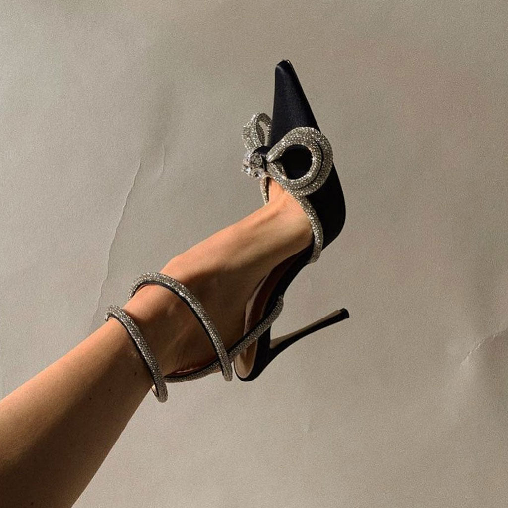 Layla - Chice High Heels mit Strasssteinen, spitzer Zehe und Satin-Schmetterling