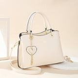 Lumira | Modische Handtasche mit glänzendem Herzdetail – Beige