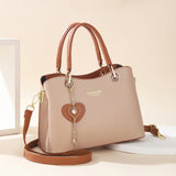 Lumira | Modische Handtasche mit glänzendem Herzdetail – Braun