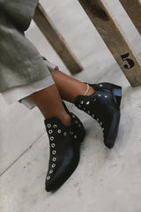 Svanhora | Damen Stiefeletten mit Metallösen – Schwarz