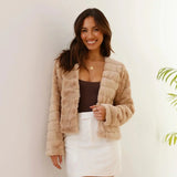 Kurze Damen-Übergangsjacke aus Kunstfell mit offenem Kragen – Beige