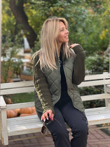 Wiltrud | Damen Steppjacke mit Strickärmeln – Grün