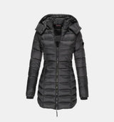 Charlotte | Winterjacke Damen Langer Gesteppter Mantel mit Kapuze – Schwarz