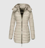 Charlotte | Winterjacke Damen Langer Gesteppter Mantel mit Kapuze – Beige
