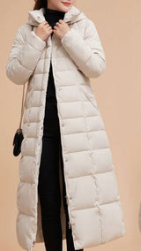 Emilia | Wintermantel Damen Langer Gefütterter Steppmantel mit Kapuze Fellbesatz – Beige