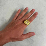 Zeitloser Charme Ringuhr – Gold
